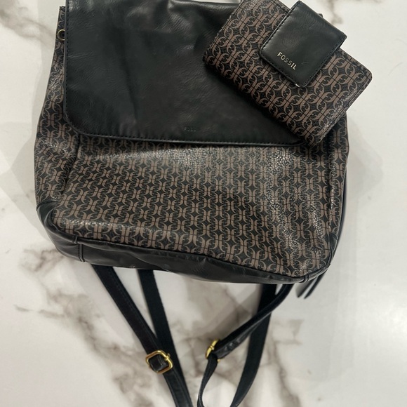 Fossil Claire Black and tan Signature leather Flap Backpack matching wallet - Picture 1 of 16